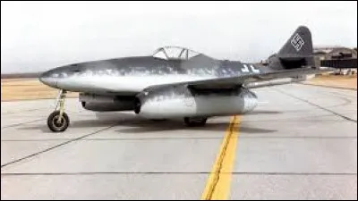 Avec l'entrée en service du Messerschmitt Me-262 Schwalbe en automne 1944, l'aviation militaire entrait dans une nouvelle ère. Quelle propulsion faisait petit à petit ses preuves ?