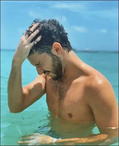 Où Ruggero est-il parti en vacances ?