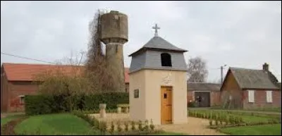 Nous sommes à Chirmont, devant le clocheton construit à l'emplacement autrefois occupé par l'église. Village des Hauts-de-France, il se situe dans le département ...