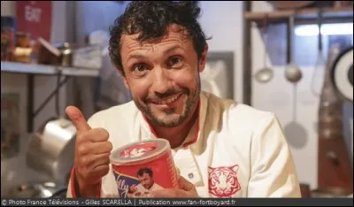 Quand on est invité dans "la cantoche" chez Willy, quel est sa particularité ?