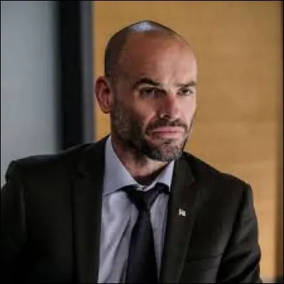 La date de naissance de Stephen Amell est :