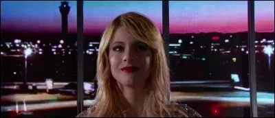 Dans cette scène d'ouverture, la chanson interprétée est :