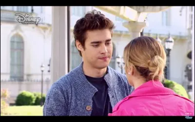 Comment Léon découvre t-il que Roxy est en fait Violetta ?