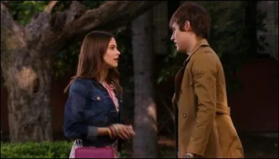 Avec qui Léon est-il en couple au début ?