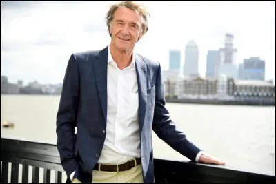 Quel club s'est fait racheter par l'homme le plus riche d'Angleterre nommé Jim Ratcliffe ?