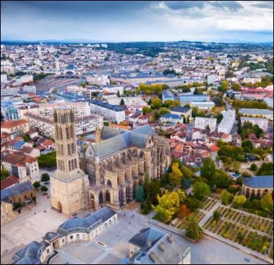 Jour 3 : apr&egrave;s avoir vu toutes ces pierres, il me prend l'envie de me rendre dans la ville de la porcelaine. Allez hop ! Direction...