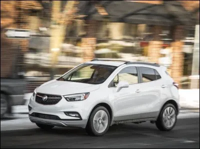Outre son cousin américain le Chevrolet Trax, le familier Opel Mokka X a également eu un véritable jumeau de l'autre côté de l'Atlantique, de chez Buick. Lequel ?