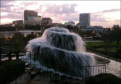 Laquelle de ces villes est la capitale de l'Etat ? (Sur la photo, on aperoit le parc Findley, qui se trouve dans la ville)