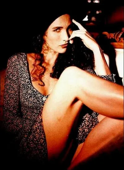 Cette actrice a dbut sa carrire dans 'Greystoke' avant d'exploser dans un premier rle dans 'Sexe, mensonges et vido'. Originaire de Gaffney, en Caroline du Sud, elle s'appelle ...