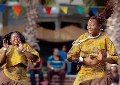 Au large des ctes, on trouve les Sea Islands. Ces les sont caractrises par un fort pourcentage de descendants des esclaves du XVIIIe qui ont perptu les coutumes de l'Afrique. Ces gens sont ...