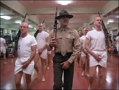 La premire partie de ce film de guerre se passe dans un camp d'entranement en Caroline du Sud o les nomms Baleine et Guignol font leur classe sous la houlette du sadique St. Hartman. C'est ...