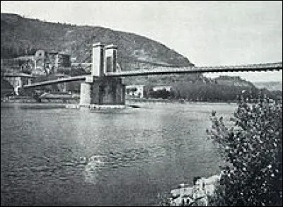 Le 25/08/1825 est inauguré un pont un peu spécial entre Tain (26) et Tournon (07).
Mais qu'avait-il donc de spécial, ce pont que l'on doit au talent de Marc Seguin, neveu des frères Montgolfier ?