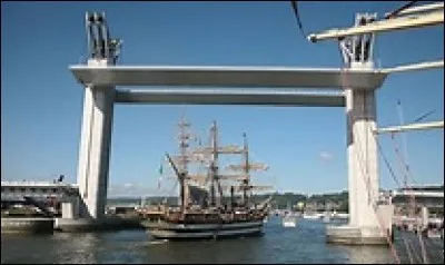 Ce 6e pont de Rouen possède une particularité assez impressionnante. Il se lève pour laisser passer les bateaux. Comment l'a-t-on baptisé ?