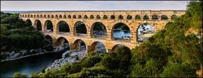 Connu et archi-connu, ce pont-aqueduc amenait l'eau de l'Alzon et des montagnes jusqu'à Nîmes.
C'est...