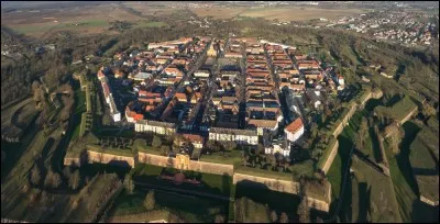 Dans quel d&eacute;partement, la commune de Neuf-Brisach est-elle situ&eacute;e ?