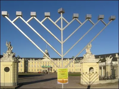 De quelle religion le chandelier &agrave; 9 branches est-il l'un des symboles ?