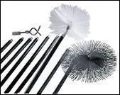 L'outil principal du ramoneur consistait jadis en une tige garnie tout à l'entour de lames de fer longues et un peu flexibles. Comment appelle-t-on cet instrument qui fait rêver ?