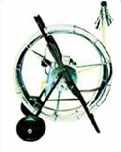 On trouve également des appareils spécifiques comme cette machine munie d'un moteur électrique avec une tête rotative qui sert à enlever les résidus de combustion. Son nom est...