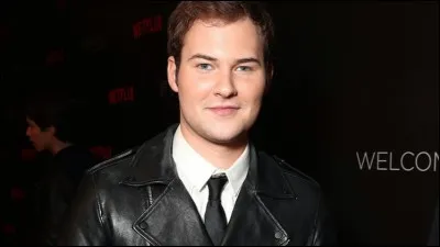 On peut voir Clay en salle d'interrogatoire. Qui vient le voir ?