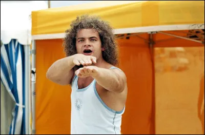 Quel particularité a Marius pour qu'il le montre uniquement à sa petite amie et à Brice de peur qu'on se moque de lui ?