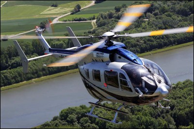 Cet hélicoptère permet de transporter des passagers mais aussi des marchandises ou divers matériels. C'est un...