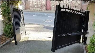 En 1993, quelle entreprise quitte la ville de Longvic pour aller s'installer en Écosse ?