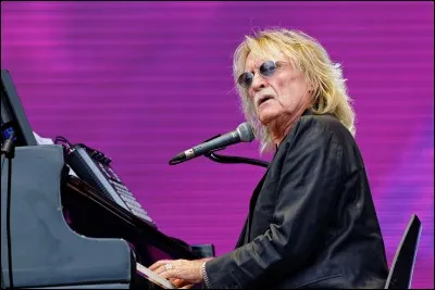 Quel chanteur est l'interprète des chansons de son album "Les Mots bleus" de 1974 ?