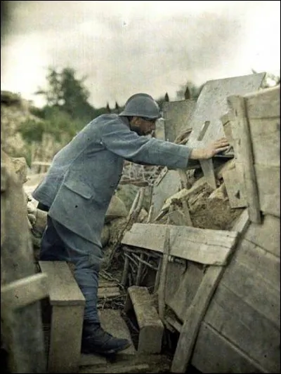Quel était le nom de la couleur des uniformes des troupes françaises de 1915 à 1921 ?