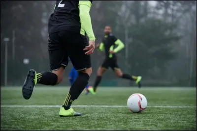 Qui a mis en place le principe de jeu qui se nomme le "football total" au FC Barcelone ?