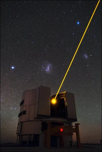 Cette photo spectaculaire montre la 4e unité télescopique du très grand télescope (VLT), tout en montrant son puissant rayon laser dirigé vers le ciel. On peut observer le grand nuage magellanique et le petit nuage magellanique, qui sont visibles à droite et à gauche du faisceau laser. L'étoile très brillante à gauche du grand nuage est Cariopus.
Nommez cet observatoire qui fait partie d'ESO.