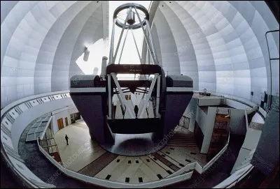 C'est un observatoire d'astrophysique sponsorisé par l'Académie des sciences de Russie : il est basé dans les monts Caucase (2070 m) . Il possède un miroir primaire de 6 m de diamètre et est abrité, comme vous voyez, dans une coupole de 48 m de diamètre.
Quel est cet observatoire qui fut, de 1975 à 1993, le plus grand et qui demeure le plus grand télescope du monde à miroir fixe ?