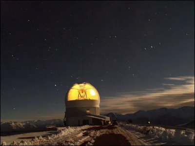 Cet observatoire se trouve au Cerro Tololo, à une altitude de 2 700 m au Chili. Il fonctionne avec un miroir de 4,1 m d'ouverture aidé d'un puissant laser ultraviolet.
Nommez ''l'un des principaux moyens de recherche accessibles aux astronomes de l'hémisphère sud. Il produit la meilleure qualité d'image''.