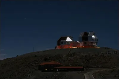 Ces 2 observatoires jumeaux de 6,5 m de diamètre, se trouvent à 2300 m d'altitude, dans la Cordillère des Andes au Chili, pays exceptionnel pour l'astronomie. Ils sont gérés par la fondation de recherche de la Carnegie Institution de Washington et l'on est à compléter la construction d'un plus grand qui sera constitué de 7 miroirs primaires de 8,4 m.
Cochez l'endroit approprié svp.