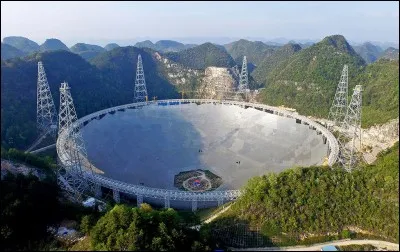 Le plus large radio-télescope (Five-hundred-meter Aperture Spherical radio Telescope) est de forme sphérique a été construit (2016) dans les montagnes du Guizhou. ''Fast is a portal to new discoveries'', confie Wang Tinggui, professeur d'astrophysique à l'Université de Science et Technologie du pays. 
Laquelle des 3 réponses correspond au télescope décrit ?
