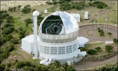 Ce télescope opère un miroir de 10 m (miroir primaire de 11.1 x 9.8 m) : on trouve cette installation au MacDonald Observatory, Texas, l'un des plus large en utilisation. Son objectif est de ''collecter une grande quantité de lumière, spécialement pour la spectroscopie''.
Nommez ce télescope auquel l'ajout de 150 spectrographes permettra de cartographier le taux d'expansion de l'Univers.
