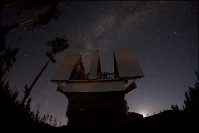 On a installé sur le Mont Graham en Arizona, ce grand observatoire composé de 2 miroirs d'un diamètre de 8,40m, disposés côte-à-côte comme pour des jumelles : on y obtient un accroissement de sensibilité ce qui alloue une haute résolution d'objets faiblement brillants.
Quel est ce télescope qui est plus précis que le télescope spatial Hubble ?