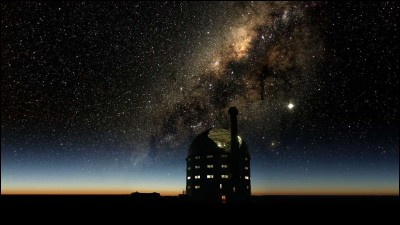 Situé à environ 400 km du Cap, voyez le plus grand télescope optique de l'hémisphère sud : il est équipé d'un miroir primaire hexagonal de 11,1 m de diamètre composé de 91 miroirs hexagonaux d'1 m chacun.
Quel est le nom de celui qu'on surnomme : ''l'Œil de géant de l'Afrique'' ?