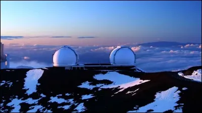 Ces 2 coupoles sont installées au sommet du Mauna Kea (4.145 m), à Hawaï. Ils sont équipés chacun d'un miroir primaire mesurant 10 m de diamètre et se composant de 36 segments hexagonaux. ''Ils sont, à ce jour, les télescopes optiques et infrarouges les plus productifs au monde''.
Où se trouve ''The world's largest and most scientifically productive telescope on Earth'' ?