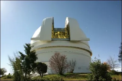 C'est un peu avec lui que tout a démarré, au nord de San Diego, en Californie : entre 1949, date de sa mise en service, et 1975, il a été le plus grand télescope. L'observatoire conserve son miroir de 5,08 m de diamètre et est encore en activité : depuis 2001, ''il participe notamment à la traque des astéroïdes géocroiseurs''.
Nommez ce fameux observatoire.
Merci d'avoir voyagé avec moi.