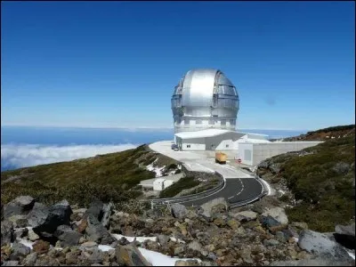 On trouve cet observatoire du Roque de los Muchachos à 2 396 mètres d'altitude, sur l'île de La Palma. Ce télescope possède 36 miroirs hexagonaux, ce qui lui donne une taille équivalente à un miroir sphérique de 10,4 m de diamètre, soit 75,7 m2.
Quel nom porte ce télescope à la magnifique coupole ?