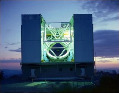 Il a été érigé sur le Mount Hopkins en Arizona à 2616 m d'altitude et équipé d'un miroir diamètre 6,5 m. C'est un observatoire de la société ''Smithsonian Institution'' en collaboration avec l'Université de l'Arizona.
Quel est cet observatoire dont le concept aux miroirs multiples en faisait autrefois un des plus performant ?