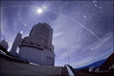 Cet observatoire est installé à 4139 m sur le sommet d'un volcan éteint à Mauna Kea, sur l'île d'Hawaii. C'est l'un des plus larges avec son miroir optique et infrarouge de 8,2 m de diamètre. 
Nommez cet observatoire astronomique japonais, qui à cause de sa haute altitude, de l'air sec et stable, échappe à la plupart des perturbations de l'atmosphère terrestre.