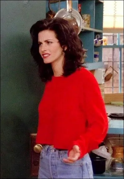 Dans Friends, avec qui Monica se met-elle en couple avec quelqu'un de sa famille ?