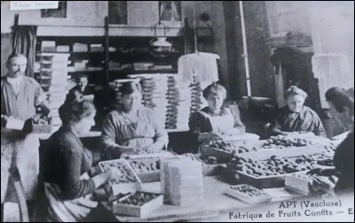 En quel matériau étaient fabriquées les premières poubelles ?