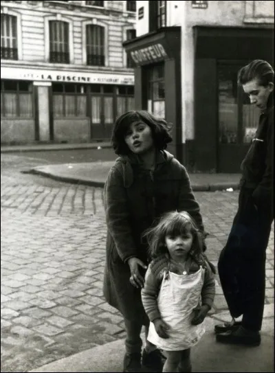 "Les enfants de la rue Hebert" est une photographie de Robert Doisneau.