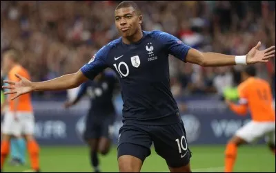 Numéro 10 : Passement de jambes, crochet à gauche, à droite, accélération, virgule, petit pont, frappe, je suis ?