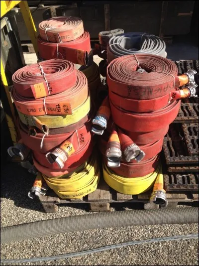 Comme tout camion de pompiers, il dispose d'un bon nombre de...