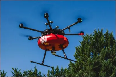 À de courte distance, ce petit robot volant permet aux pompiers de voir en hauteur grâce à une caméra dernier cri. C'est un...