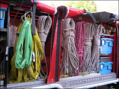 Ces matériels s'utilisent notamment lors de sauvetages difficiles d'accès, comme dans les canyons ou encore pour prendre en charge une victime en haut d'une grue. Quelle unité spécialisée des corps des pompiers de France dispose d'un équipement similaire ?