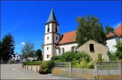 Voici une vue de l'église Saint-Nicolas de Ruelisheim. Ville de la banlieue Mulhousienne, dans le Grand-Est, elle se situe dans le département ...